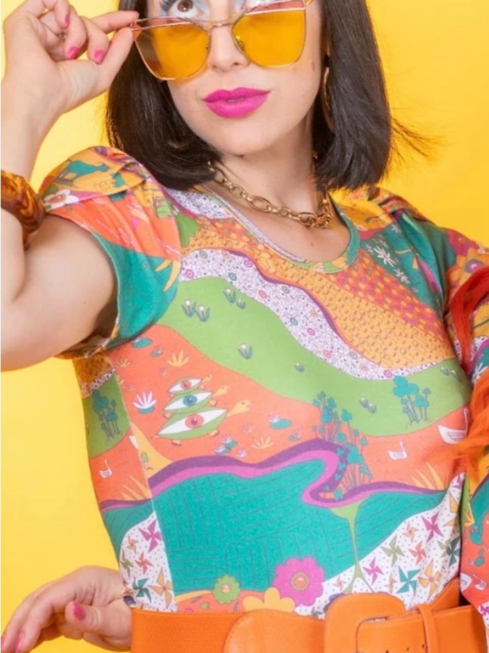 Colorful Retro Print Short Sleeve Tee in Orange & Green